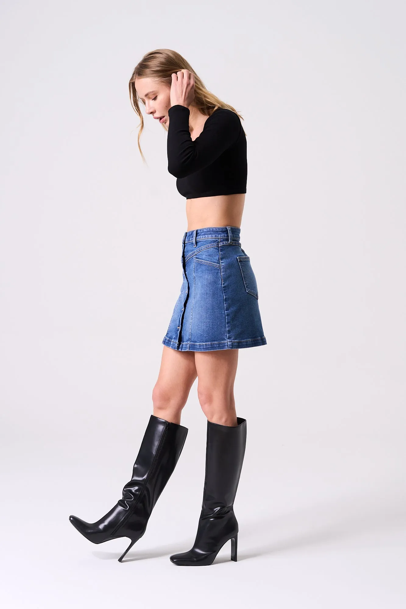 HIGH WAISTED BUTTON DOWN DENIM SKIRT IN MEDIUM WASH  / SP-S7595